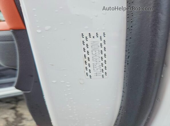 KNDNE5H36P6225744 2023 KIA CARNIVAL White Widok naklejki z numerem VIN