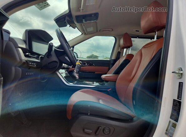 KNDNE5H39R6339062 2024 KIA CARNIVAL White Front interior view
