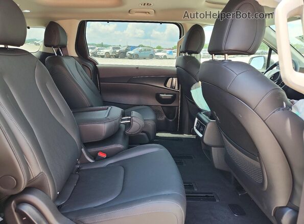 KNDNE5K34T6589177 2026 KIA CARNIVAL Silver Rear interior view