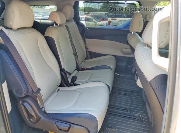 KNDNE5KA2S6078838 2025 KIA CARNIVAL Silver Vista interior trasera