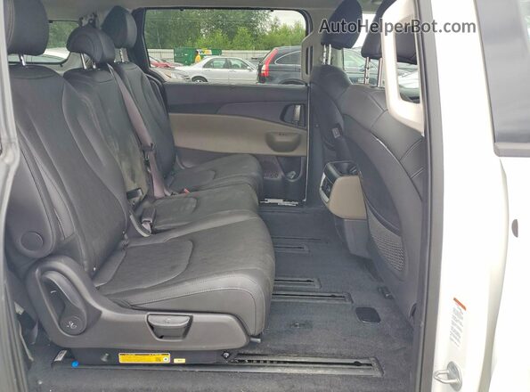 KNDNE5KA4T6101070 2026 KIA CARNIVAL Белый Вид задней части салона