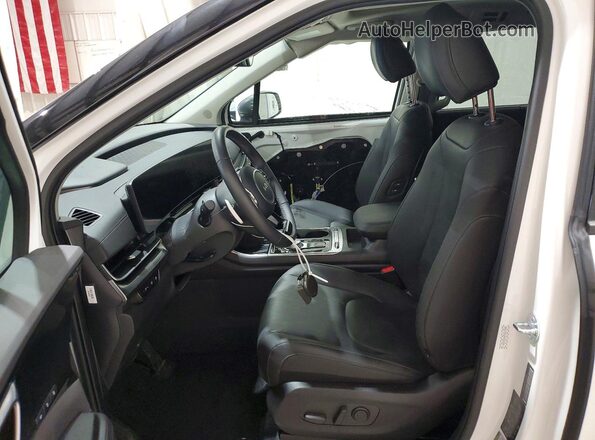 KNDNE5KA8T6117840 2026 KIA CARNIVAL White წინა სალონის ხედი