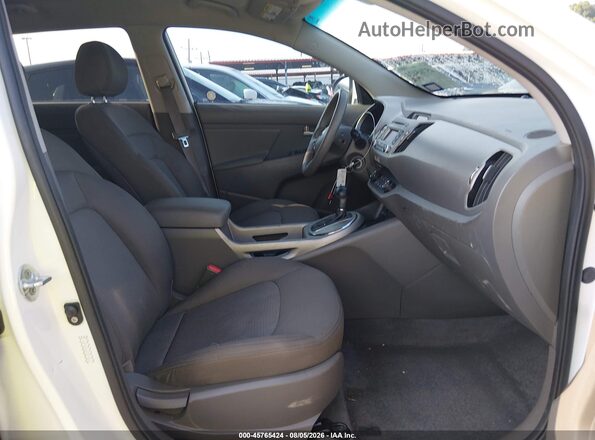 KNDPB3AC6G7859064 2016 KIA SPORTAGE White Front interior view
