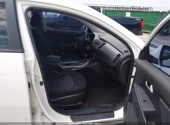 KNDPBCAC0G7873557 2016 KIA SPORTAGE White Front interior view