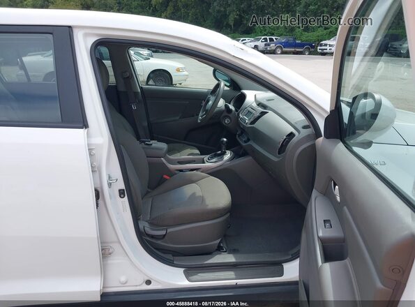 KNDPBCAC3G7852279 2016 KIA SPORTAGE White Front interior view