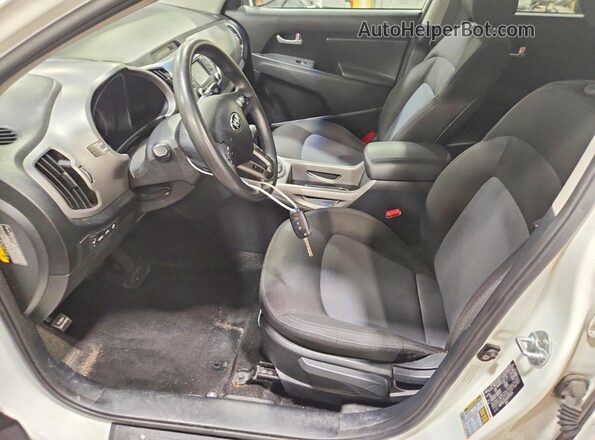 KNDPBCAC5G7874154 2016 KIA SPORTAGE White Front interior view