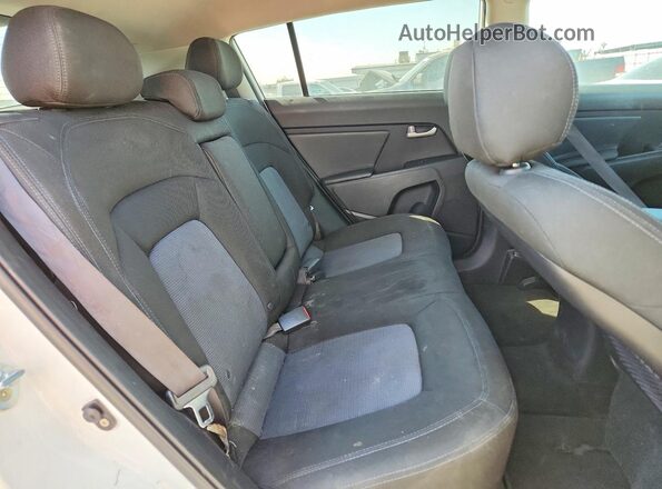 KNDPBCAC7G7797447 2016 KIA SPORTAGE White უკანა სავარძლების ხედი