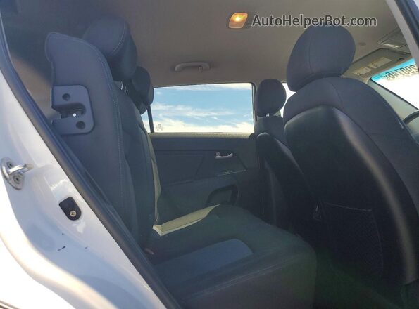 KNDPBCAC9G7824714 2016 KIA SPORTAGE White Vista de los asientos traseros