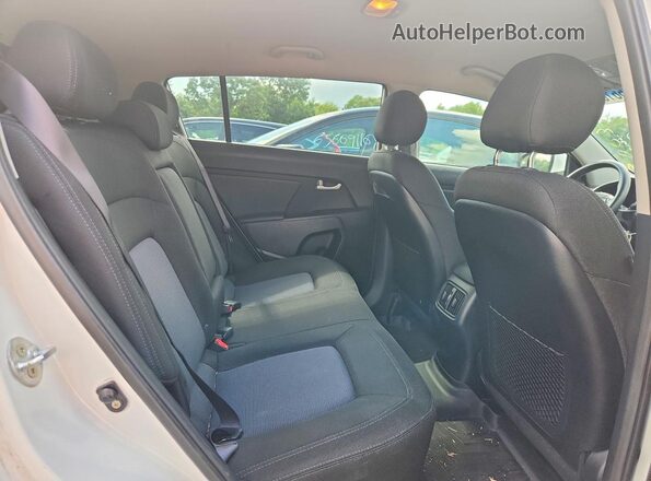 KNDPBCAC9G7854327 2016 KIA SPORTAGE White Widok wnętrza z tyłu