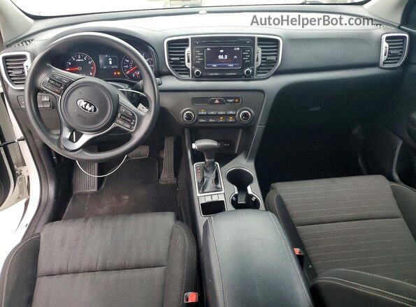 KNDPM3AC2J7394901 2018 KIA SPORTAGE Белый Вид панели приборов