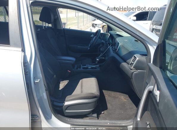 KNDPM3AC6H7106890 2017 KIA SPORTAGE Silver Front interior view