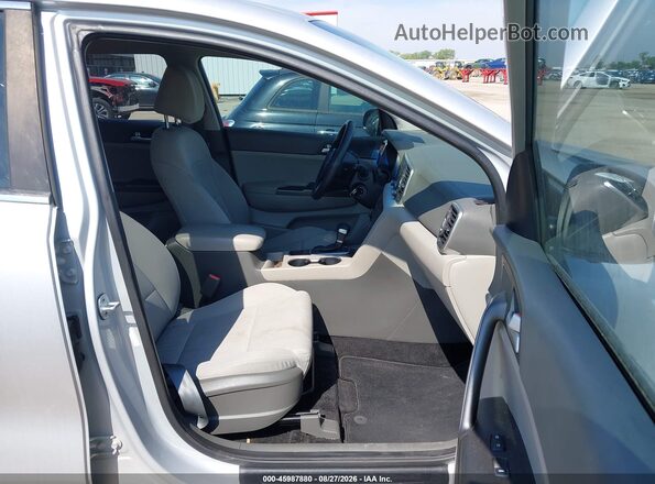 KNDPM3AC6H7237608 2017 KIA SPORTAGE Silver Вид салону спереду