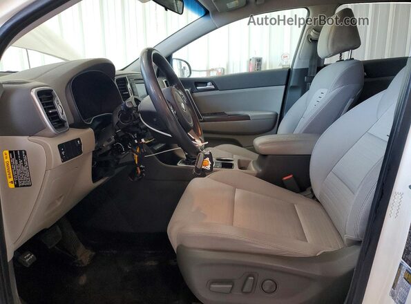 KNDPMCAC0H7244540 2017 KIA SPORTAGE Белый Вид салона спереди