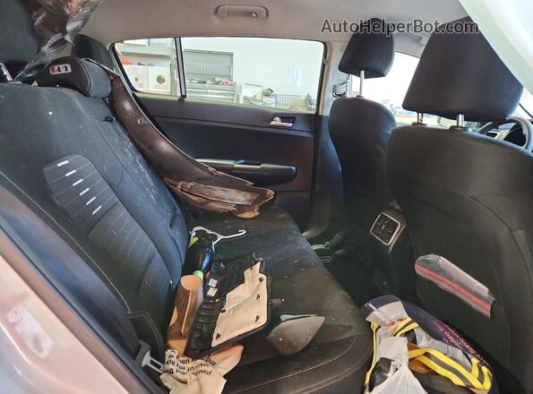 KNDPMCAC1J7410988 2018 KIA SPORTAGE Silver Vista interior trasera