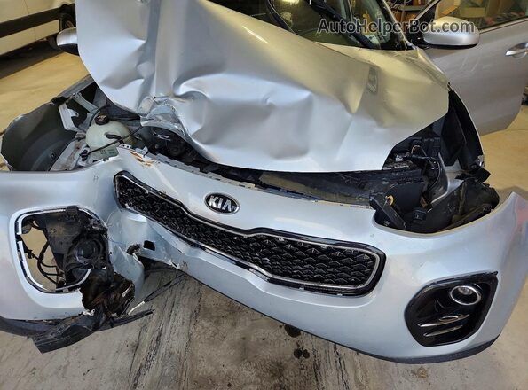 KNDPMCAC1J7410988 2018 KIA SPORTAGE Silver Vista del compartimento del motor