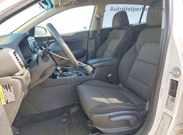 KNDPMCAC3H7121461 2017 KIA SPORTAGE Белый Вид салона спереди