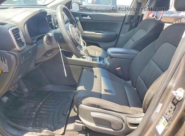 KNDPMCAC4H7064316 2017 KIA SPORTAGE Серый Вид салона спереди