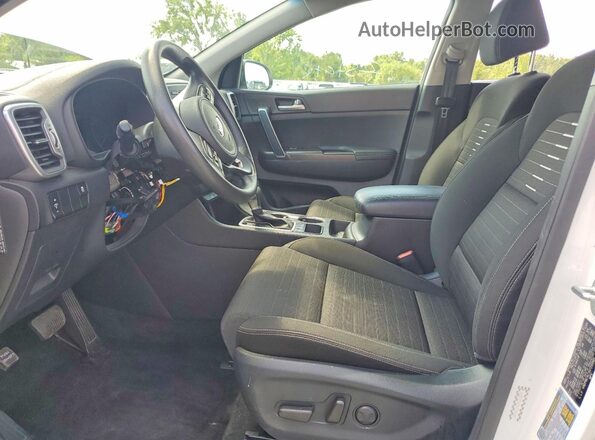 KNDPMCAC5H7291885 2017 KIA SPORTAGE Белый Вид салона спереди