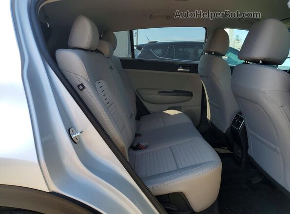 KNDPMCAC5L7832796 2020 KIA SPORTAGE Silver Widok wnętrza z tyłu
