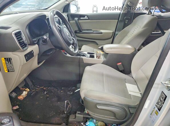KNDPMCAC6J7371198 2018 KIA SPORTAGE Серебряный Вид салона спереди