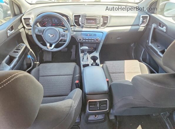 KNDPMCAC7J7340476 2018 KIA SPORTAGE Серый Вид панели приборов