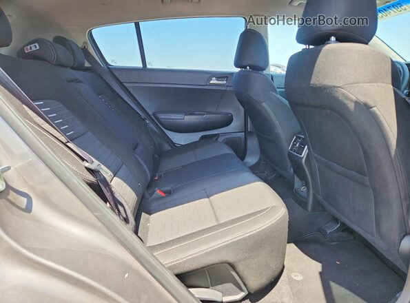 KNDPMCAC7J7340476 2018 KIA SPORTAGE Серый Вид задней части салона