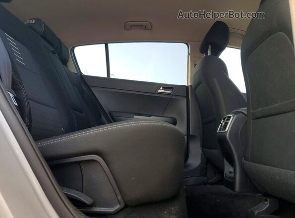 KNDPMCAC8L7671991 2020 KIA SPORTAGE Silver Rear interior view