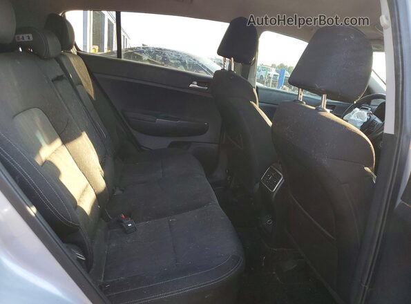 KNDPMCAC9K7513318 2019 KIA SPORTAGE Silver Rear interior view