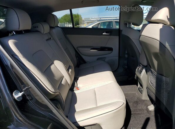 KNDPNCAC0J7328358 2018 KIA SPORTAGE Black Rear interior view