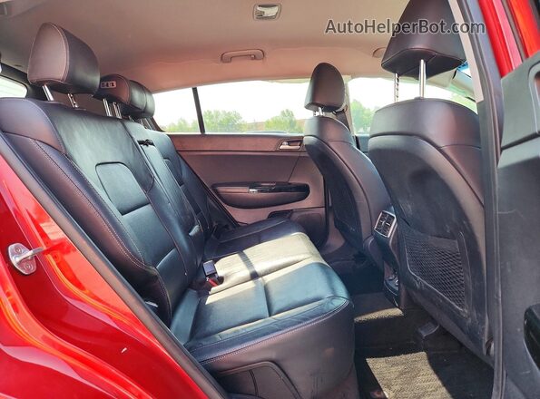 KNDPNCAC2J7390327 2018 KIA SPORTAGE Red Rear interior view