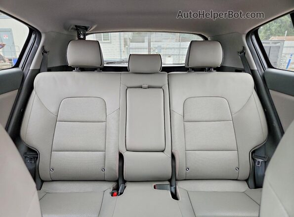 KNDPNCAC8J7364072 2018 KIA SPORTAGE Black Widok tylnych siedzeń