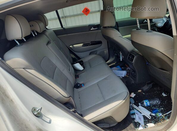 KNDPR3A65H7203946 2017 KIA SPORTAGE White Widok wnętrza z tyłu