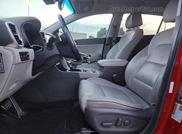 KNDPRCA65J7369700 2018 KIA SPORTAGE Красный Вид салона спереди