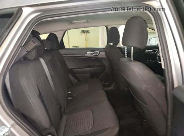 KNDPUCAF0P7190889 2023 KIA SPORTAGE Silver Widok wnętrza z tyłu