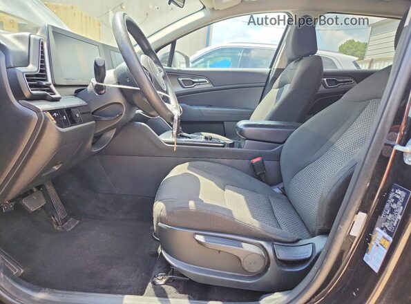 KNDPUCAF1P7132189 2023 KIA SPORTAGE Черный Вид салона спереди