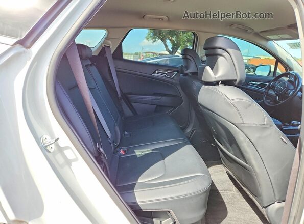 KNDPVCAG2P7057346 2023 KIA SPORTAGE White Rear interior view