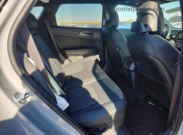 KNDPVDDG9T7272640 2026 KIA SPORTAGE Silver Rear interior view
