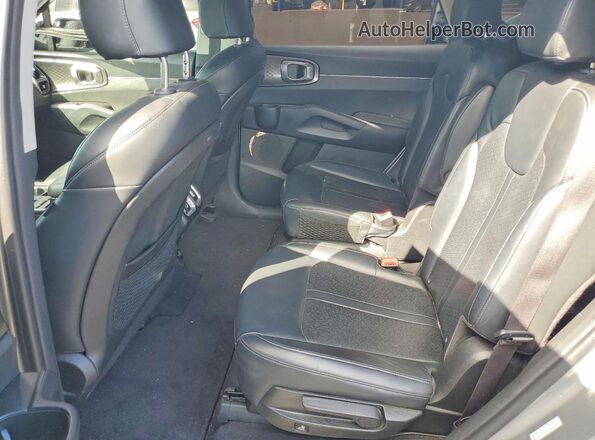 KNDRH4LG7P5223066 2023 KIA SORENTO Gray Vista interior trasera