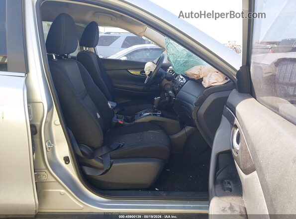 KNMAT2MT0HP619633 2017 NISSAN ROGUE Серебряный Вид салона спереди