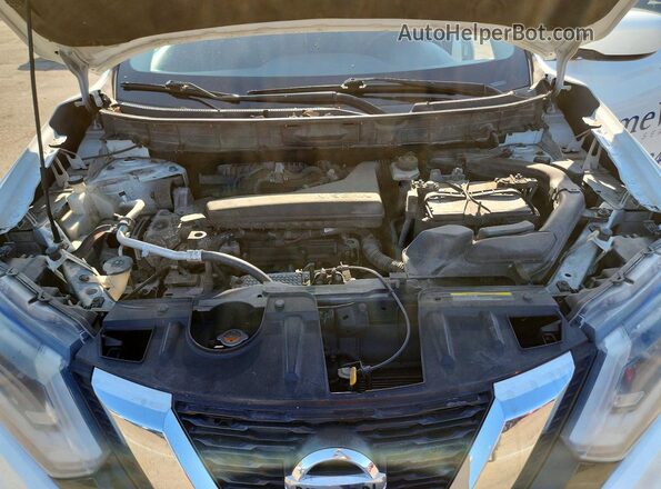 KNMAT2MT1HP555828 2017 NISSAN ROGUE White Widok komory silnika