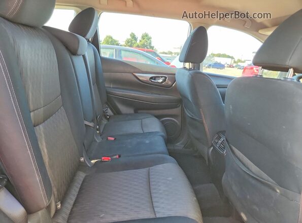 KNMAT2MT1HP555828 2017 NISSAN ROGUE White Widok wnętrza z tyłu