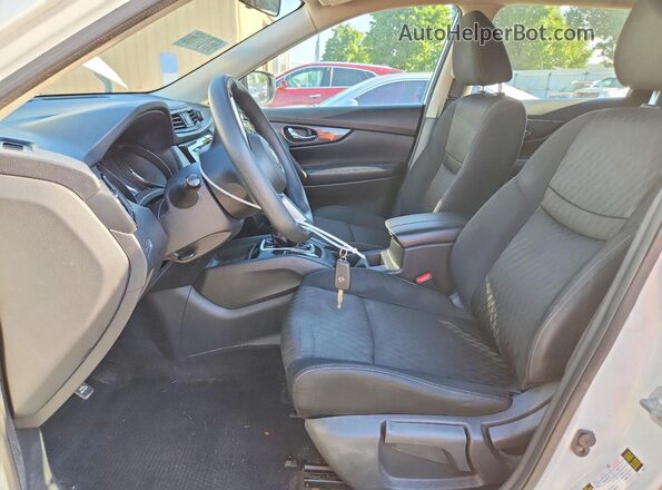 KNMAT2MT1HP555828 2017 NISSAN ROGUE White Widok wnętrza z przodu