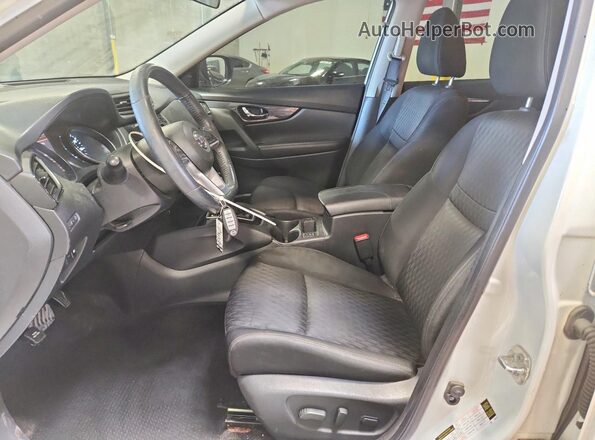 KNMAT2MT2JP523928 2018 NISSAN ROGUE White Front interior view