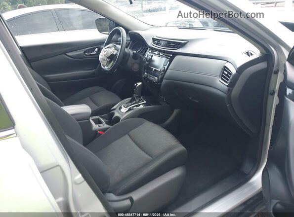 KNMAT2MT3JP532914 2018 NISSAN ROGUE Серебряный Вид салона спереди