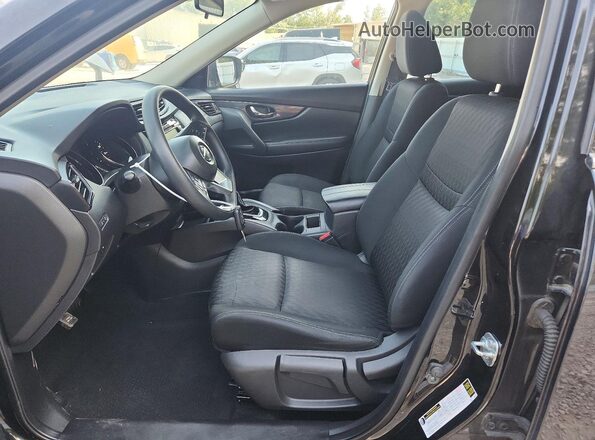 KNMAT2MT5JP555594 2018 NISSAN ROGUE Черный Вид салона спереди