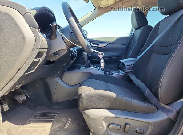 KNMAT2MT5JP593438 2018 NISSAN ROGUE Черный Вид салона спереди