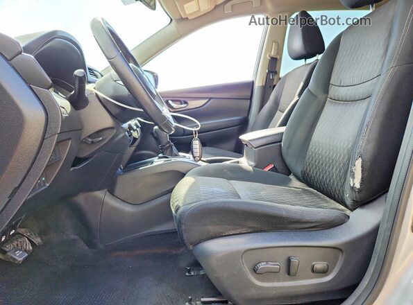 KNMAT2MT6HP537888 2017 NISSAN ROGUE Silver Widok wnętrza z przodu