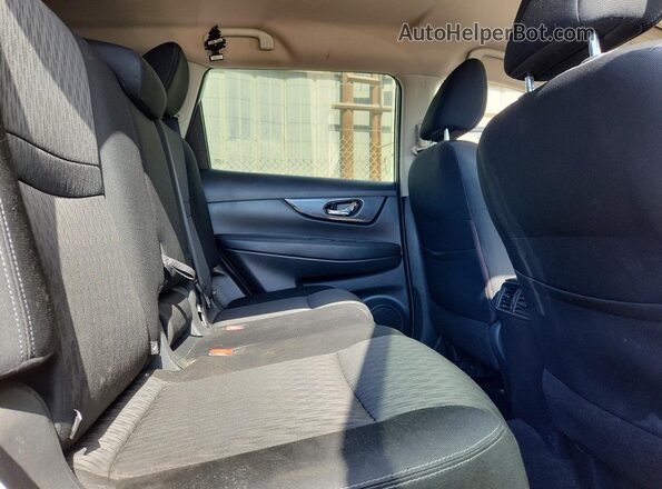 KNMAT2MT6HP537888 2017 NISSAN ROGUE Silver Widok wnętrza z tyłu