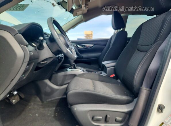KNMAT2MT6HP609902 2017 NISSAN ROGUE White Front interior view