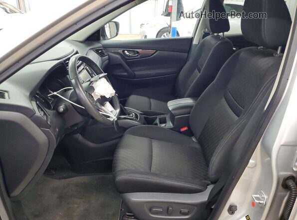 KNMAT2MT7HP570754 2017 NISSAN ROGUE Silver Front interior view